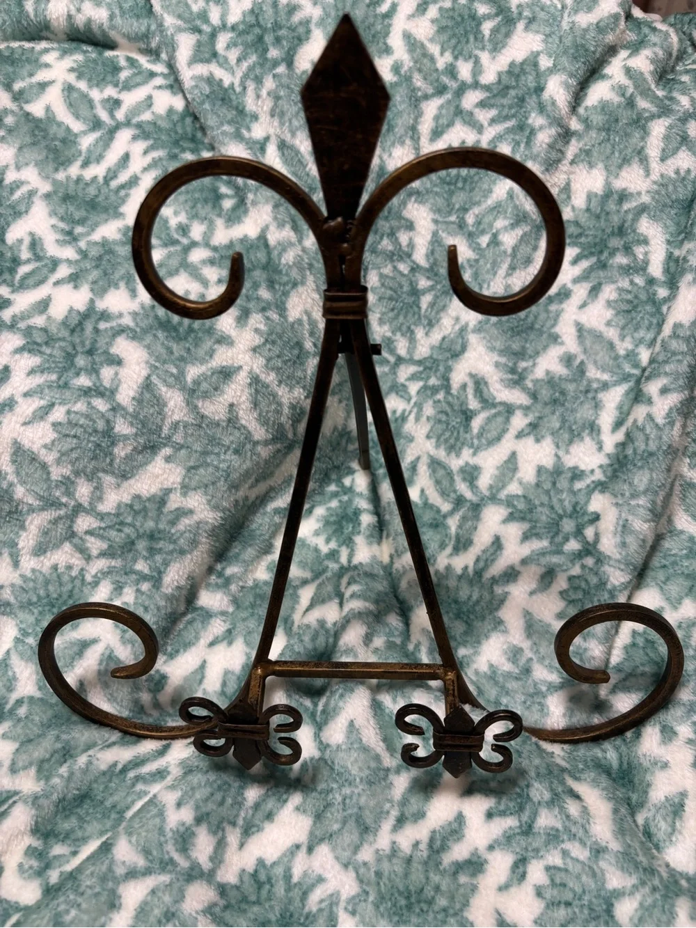 Decorative Metal Easel in Antique Bronze 12”x11”x7”. Holds plates / Art / Books